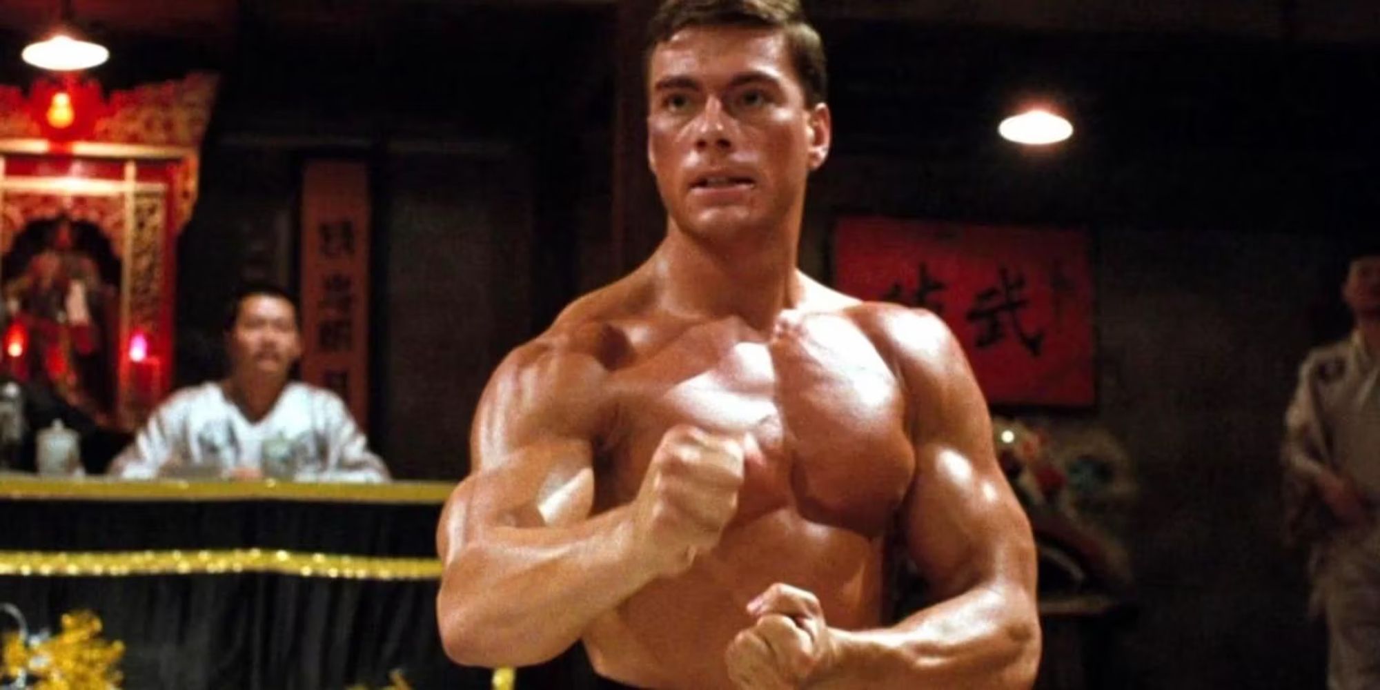 Jean-Claude Van Damme como Yurt Sloane, un kickboxer sin camisa que se prepara para pelear.