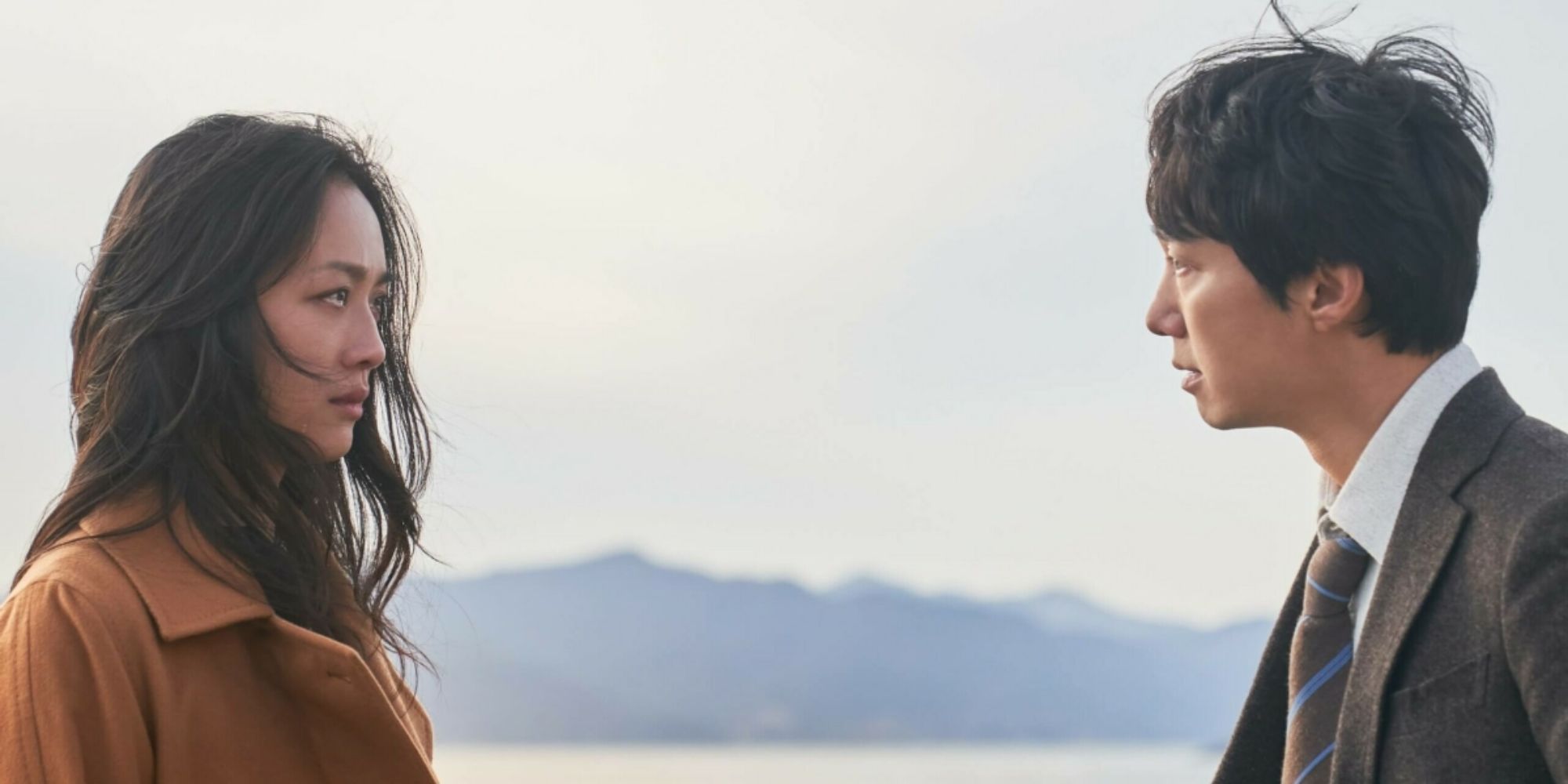 Un homme et une femme se regardent dans Decision to Leave.