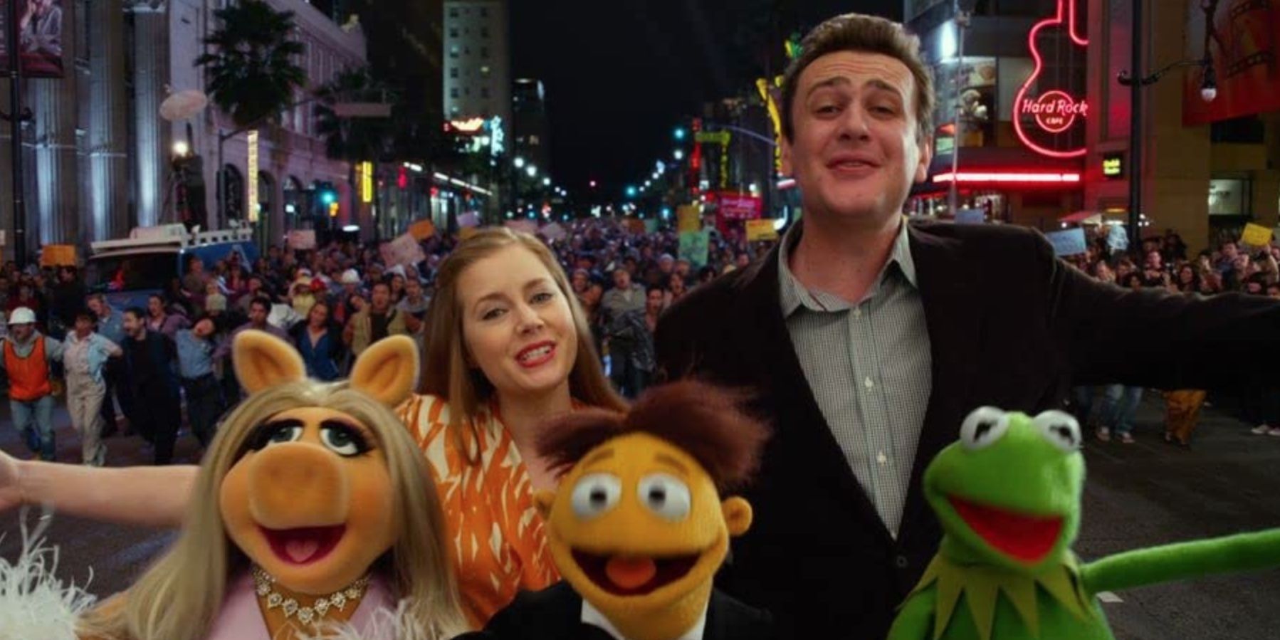 Amy Adams, Peter Linz, Jason Segel et Eric Jacobson dans 'The Muppets'.