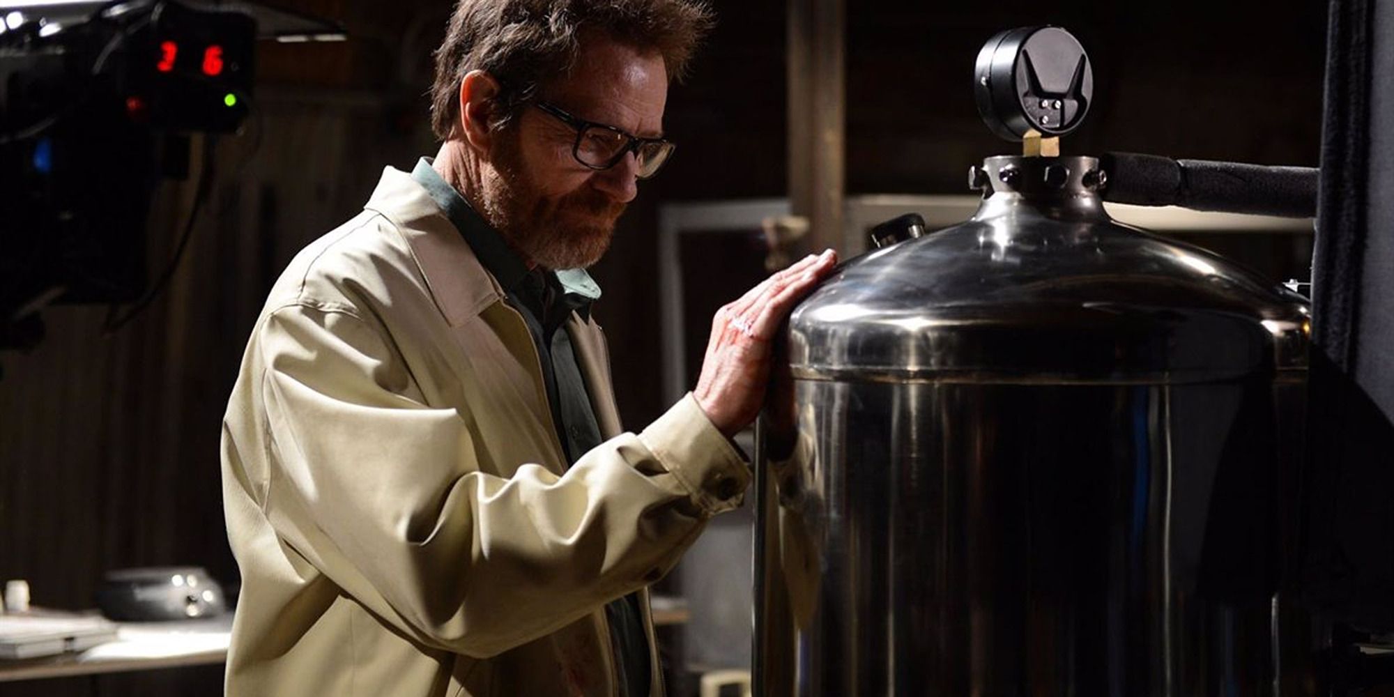 Walter White está explorando seu antigo laboratório, que envolve um tanque de metal