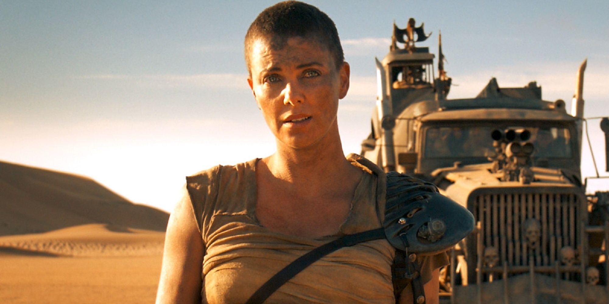 Imperator Furiosa devant son engin de guerre dans Mad Max : Fury Road.