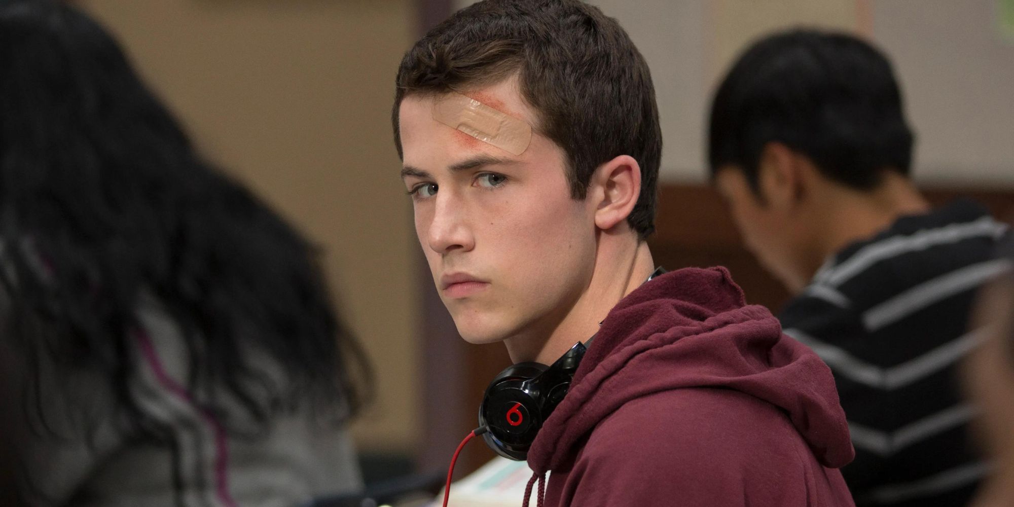 Clay Jensen de 13 Reasons Why assis en classe