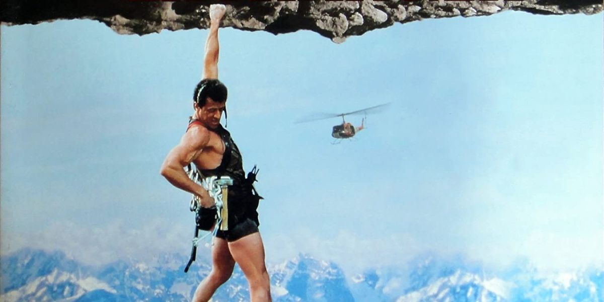 Gabe Walker (Sylvester Stallone) est suspendu à une falaise dans Cliffhanger