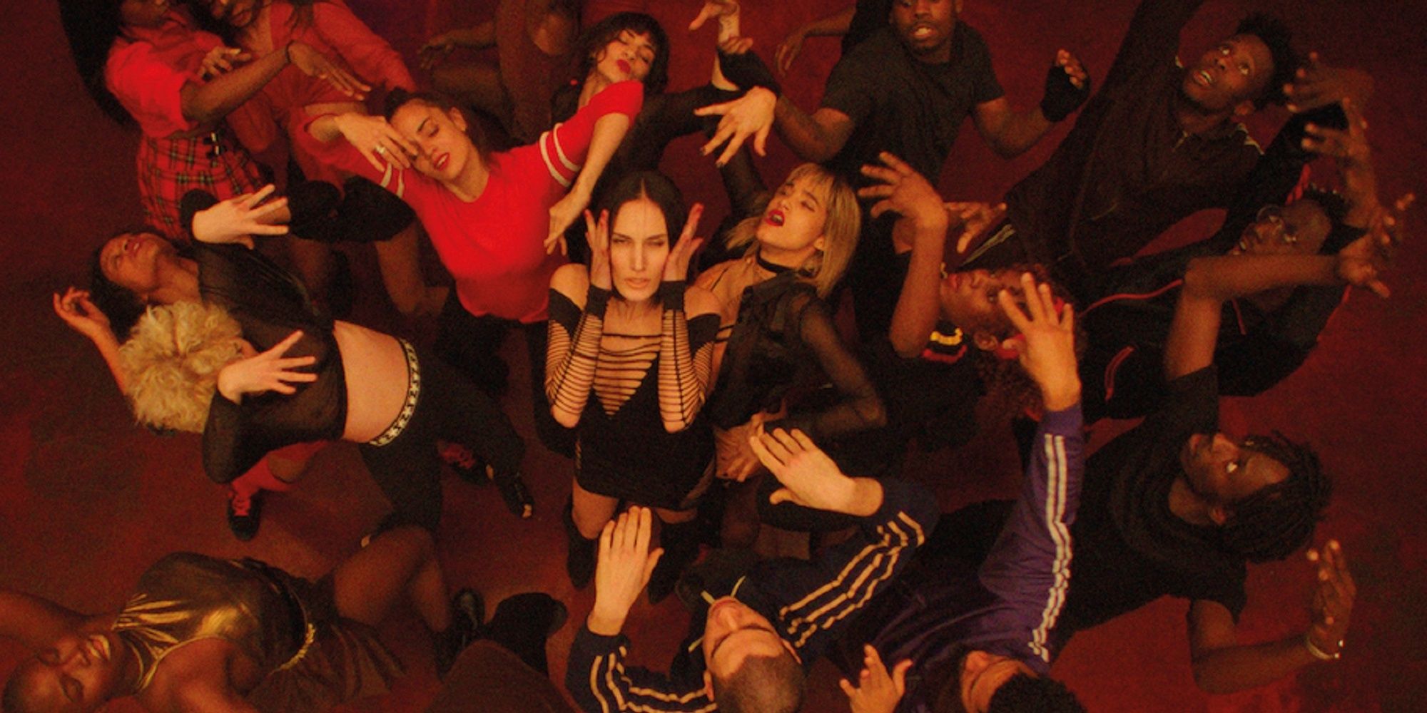 O elenco do filme de terror e dança de Gaspar Noé, Climax (2018), durante uma das cenas de dança mais icônicas do filme. 