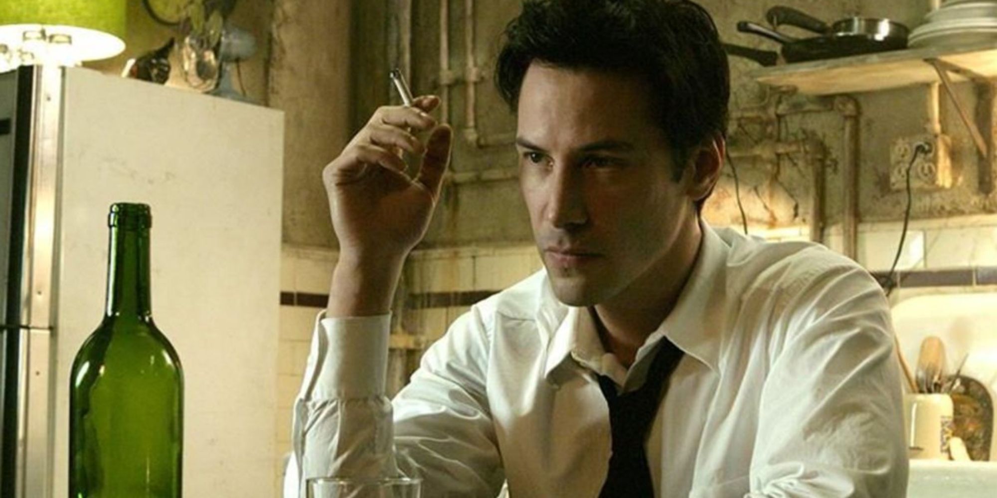 Keanu Reeves en John Constantine tenant une cigarette et regardant attentivement dans le film Constantine.