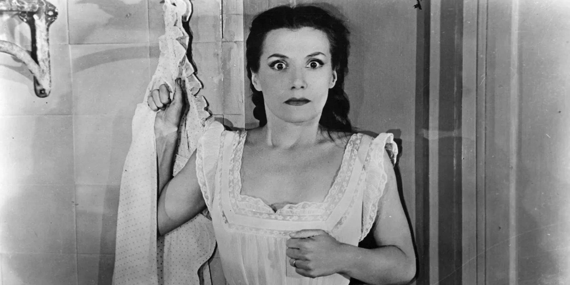 Véra Clouzot as Christina looking terrified against a wall in Diabolique