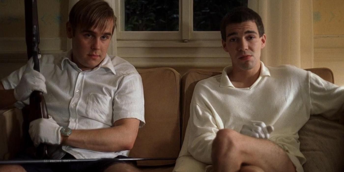 Two young people sitting on the couch in Funny Games.