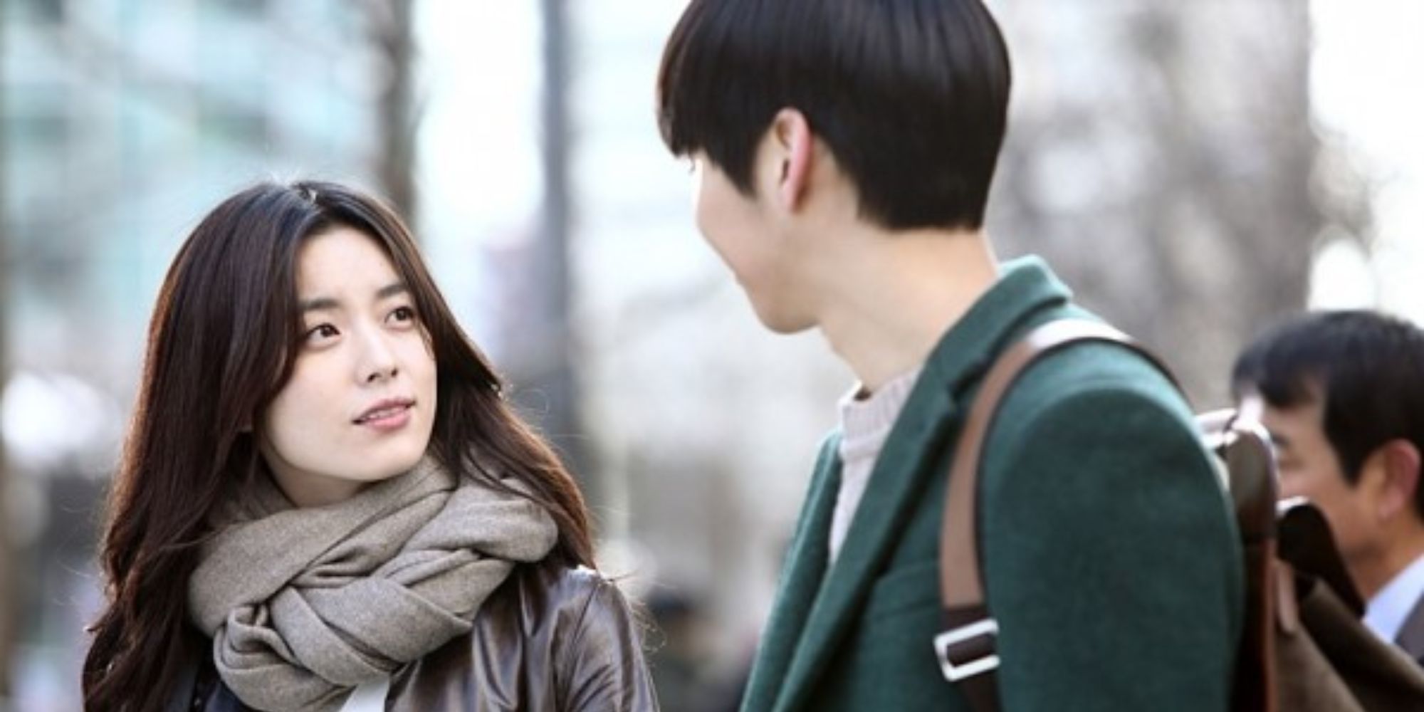 A woman looks at her boyfriend&rsquo;s face