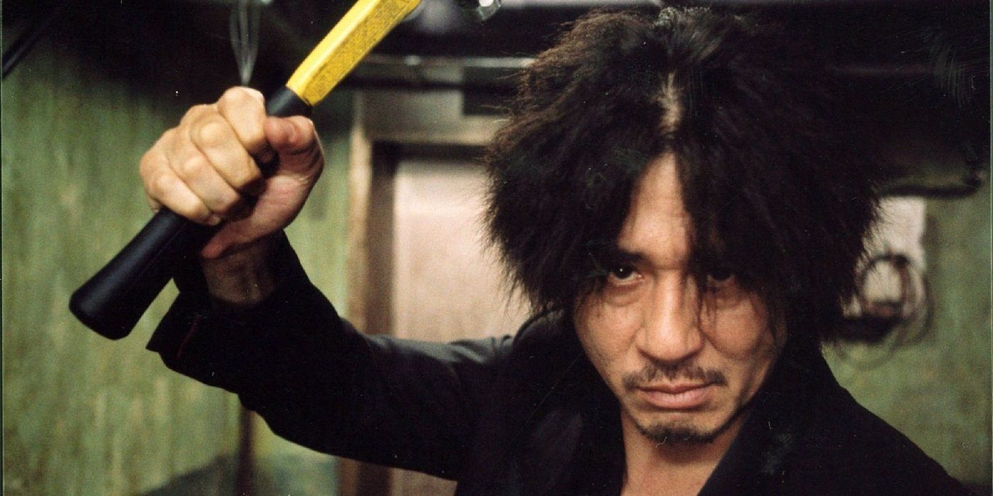 Oh Dae-Su facing the camera while raising a hammer in Oldboy