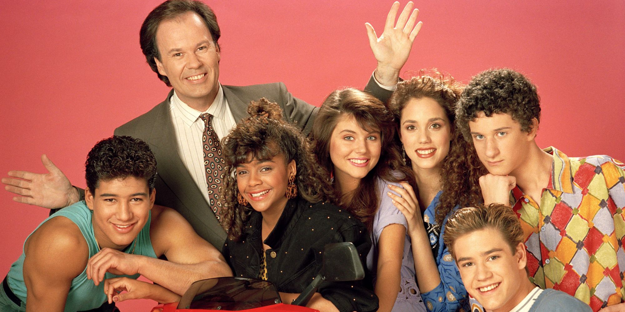 The cast of &lsquo;Saved by the Bell&rsquo; pose against a plain pink background.