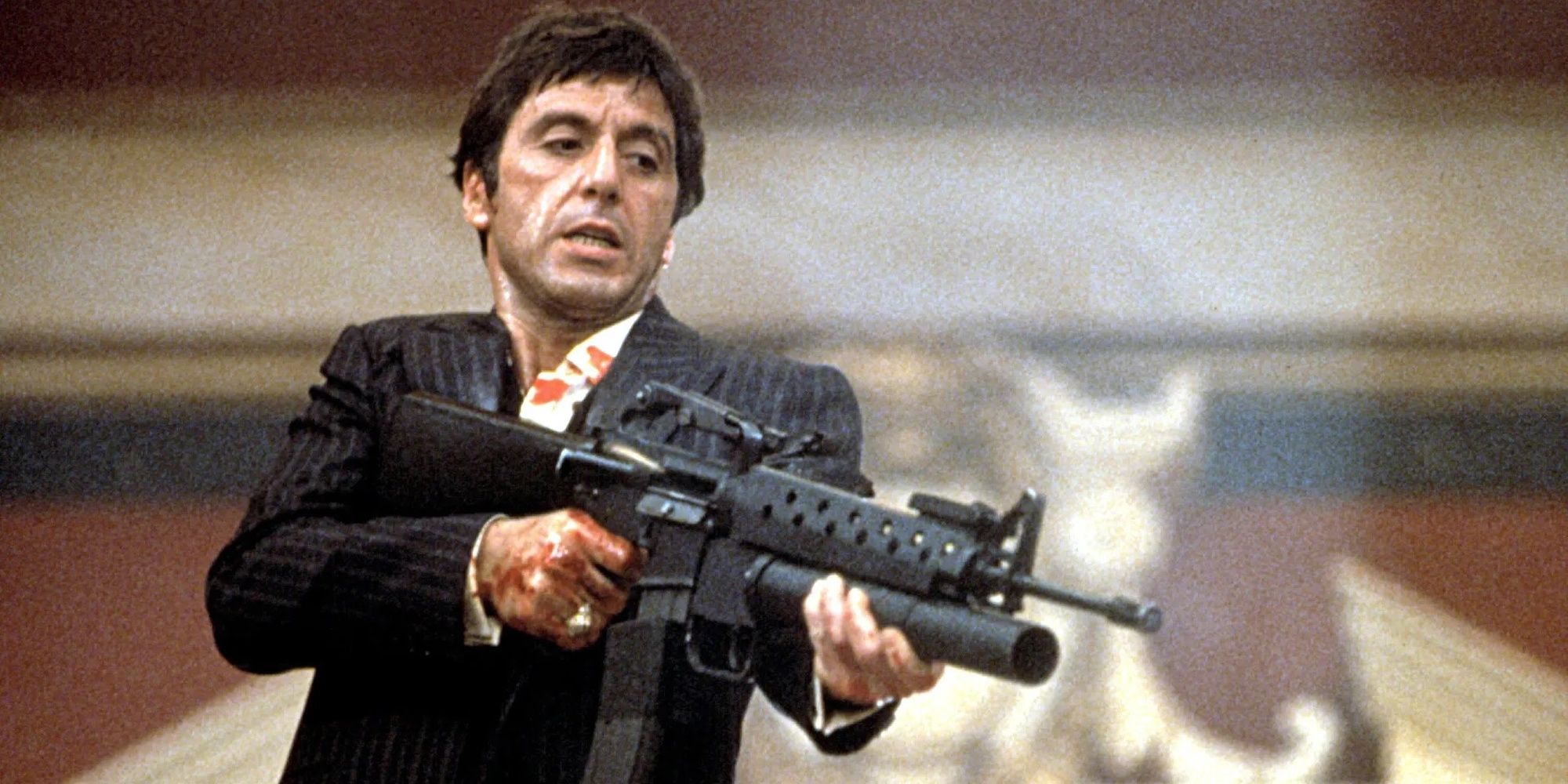 Al Pacino tirant avec un fusil d'assaut dans Scarface