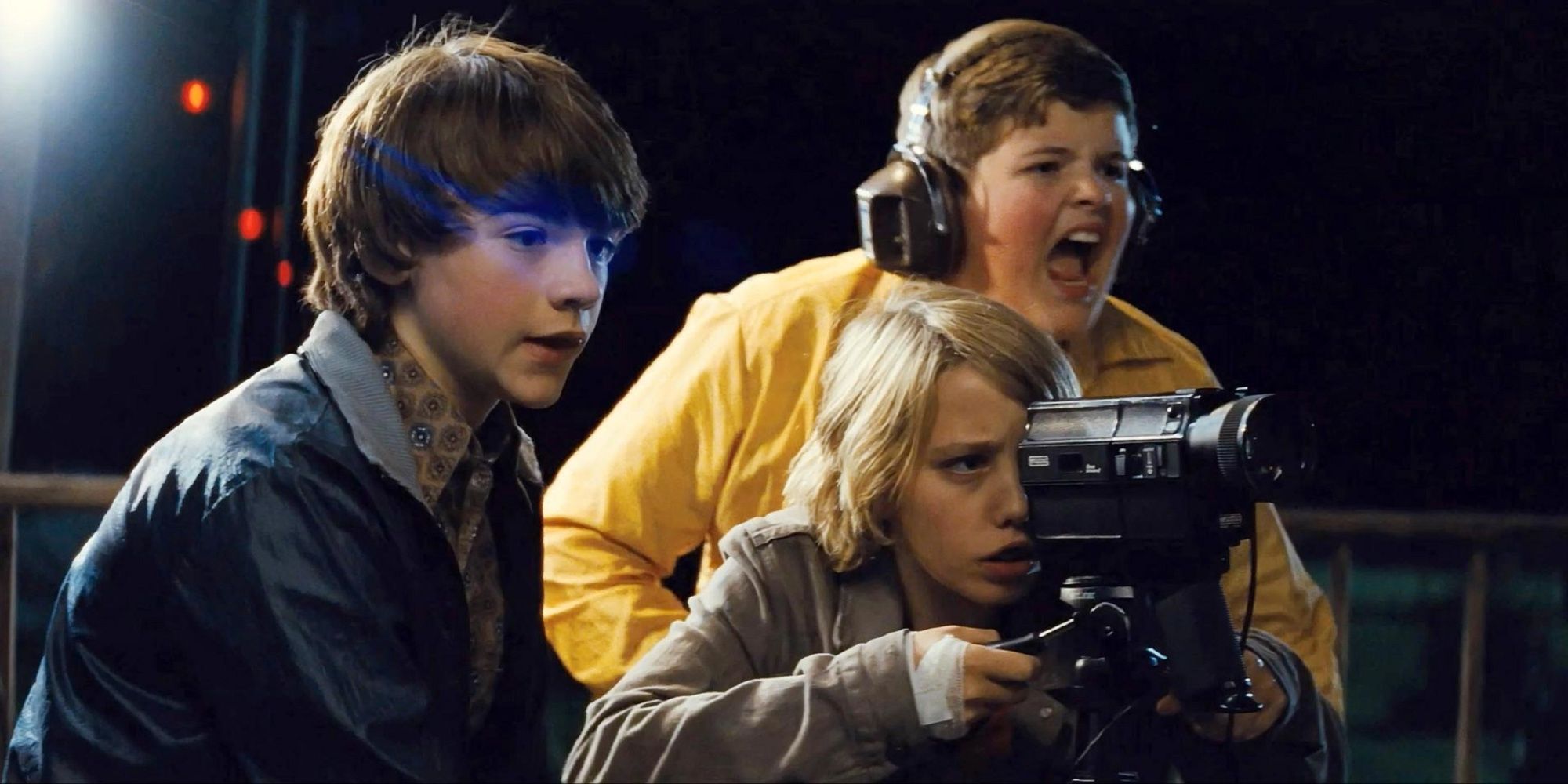 Joe e seus amigos filmando com uma câmera Super 8 em 'Super 8'.