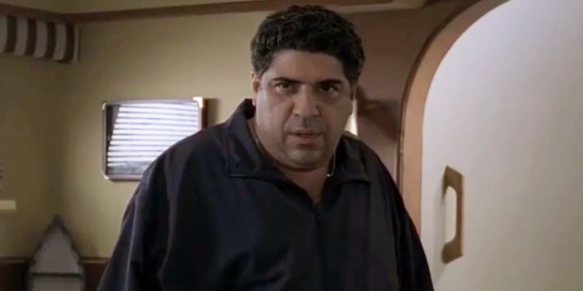 salvador "coño grande" Bompensiero, interpretado por Vincent Pastore antes de su muerte en Los Soprano