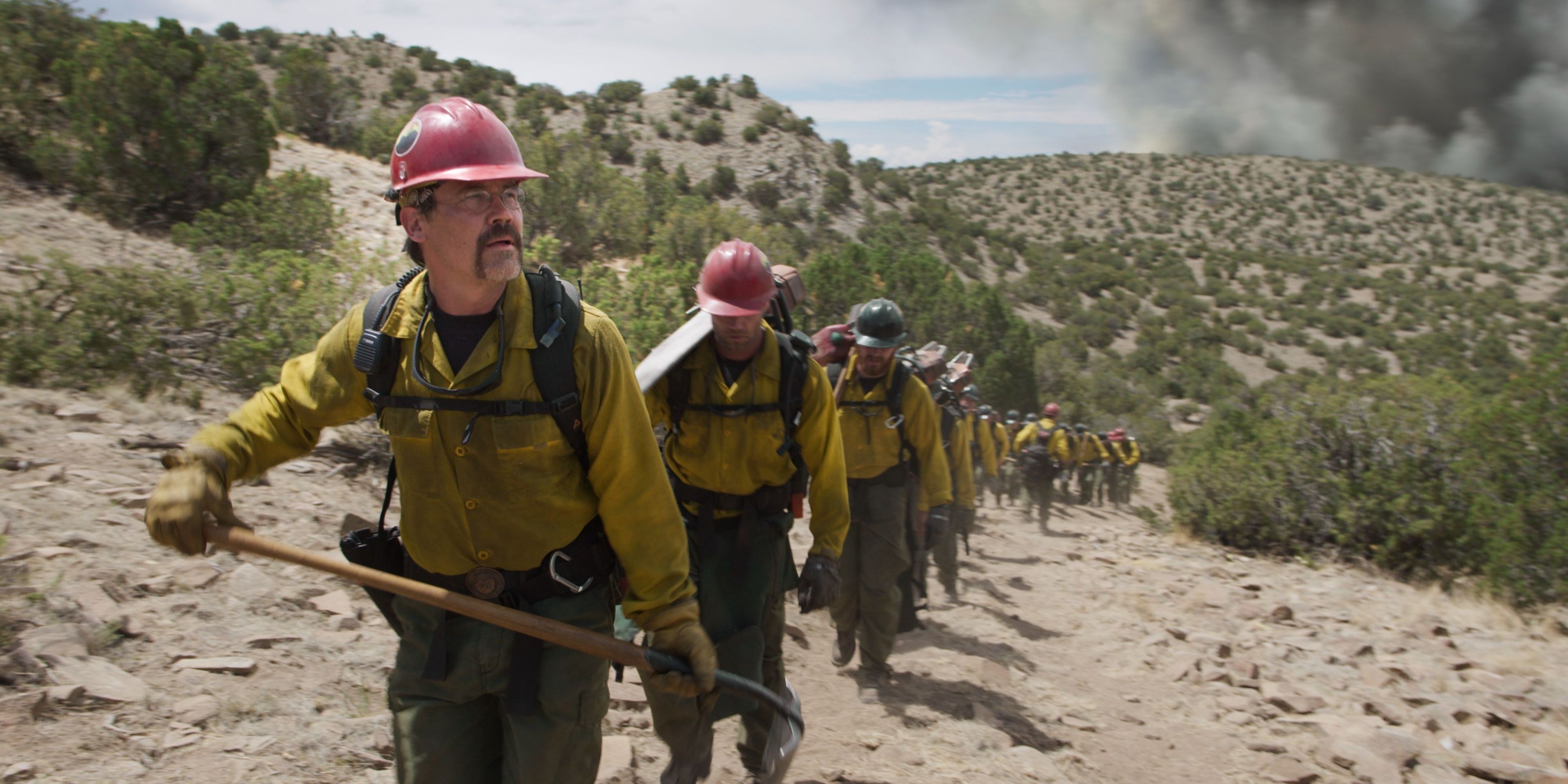Josh Brolin as Erin in Only the Brave leading a group of firefighers.
