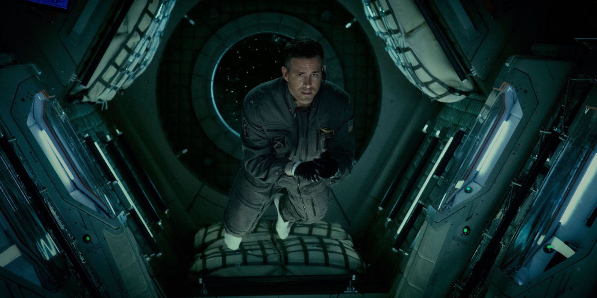Ryan Reynolds flotte à l'intérieur d'un vaisseau spatial 