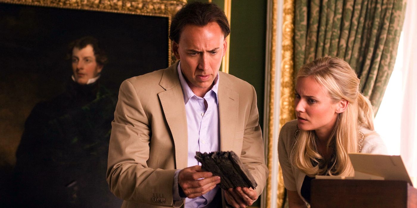 Ben Gates, joué par Nicolas Cage, et Abigail Chase, joué par Diane Kruger, regardant un vieil artefact dans 'National Treasure'. 