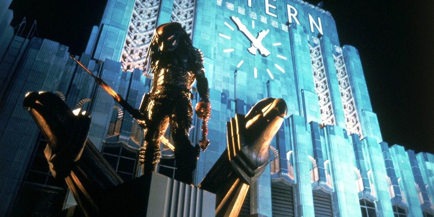 Predator parado en lo alto de un edificio en Predator 2.
