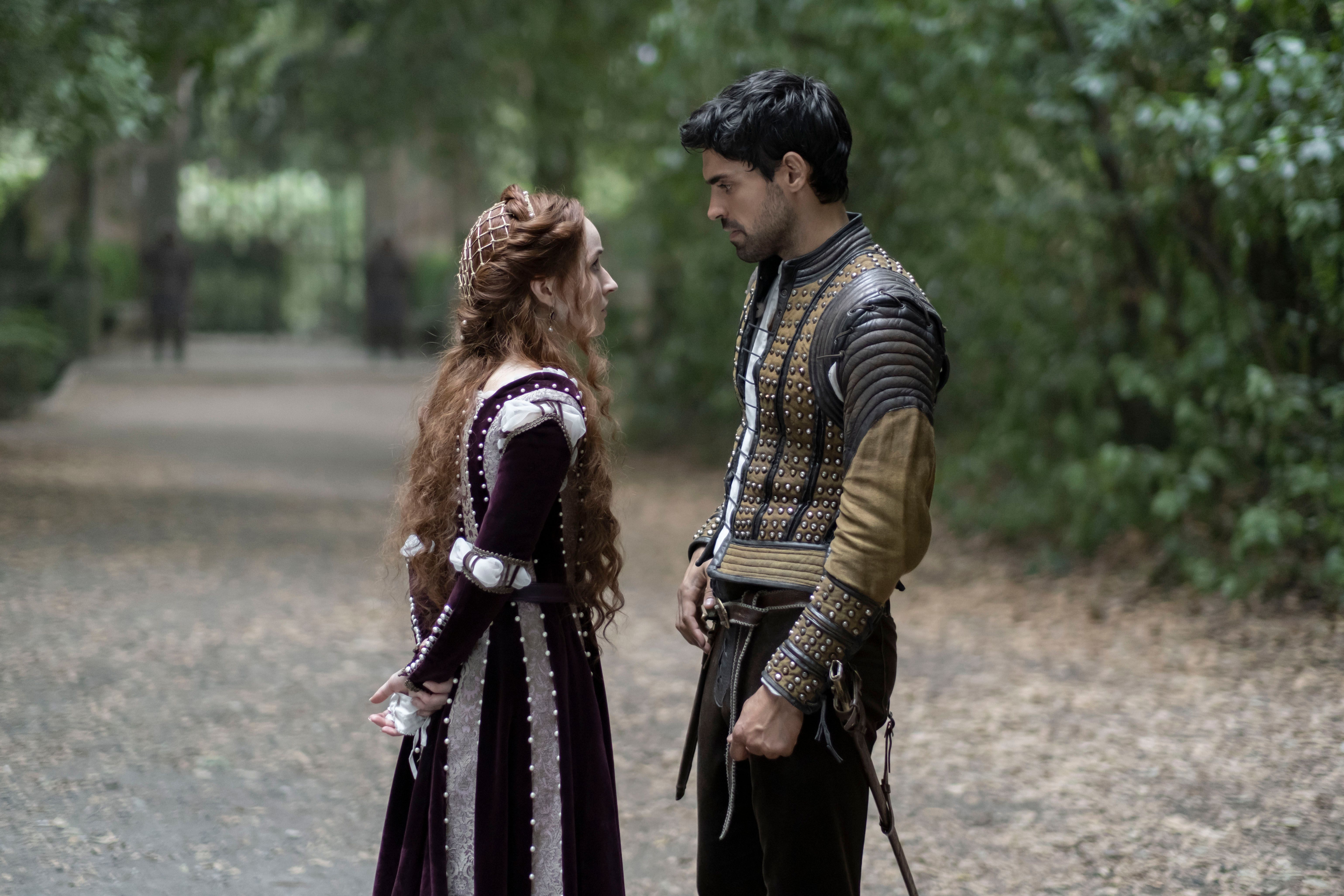 rosaline kaitlyn dever sean teale