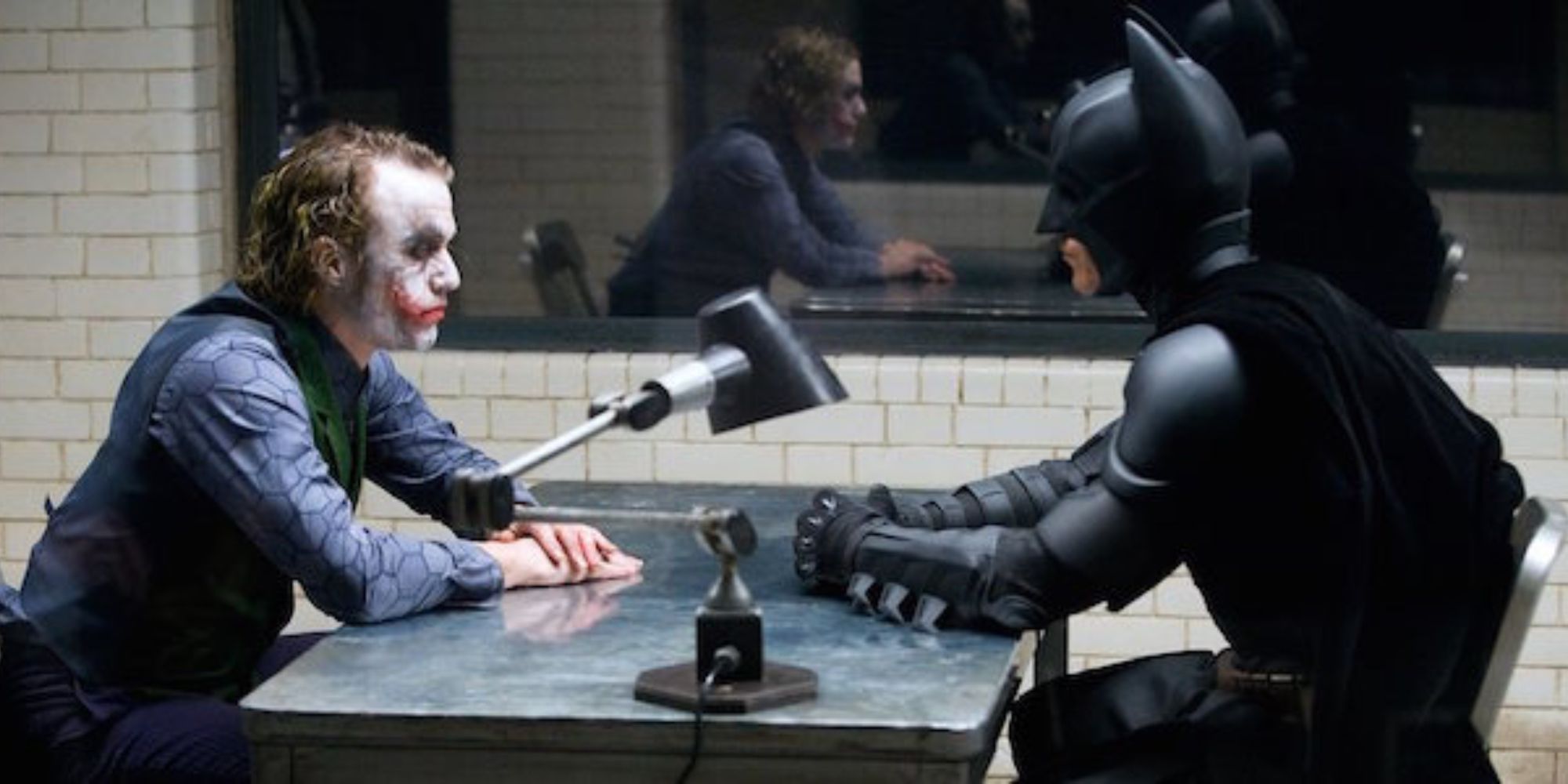 Heath Ledger เป็น The Joker (ซ้าย) และ Christian Bale (ขวา)