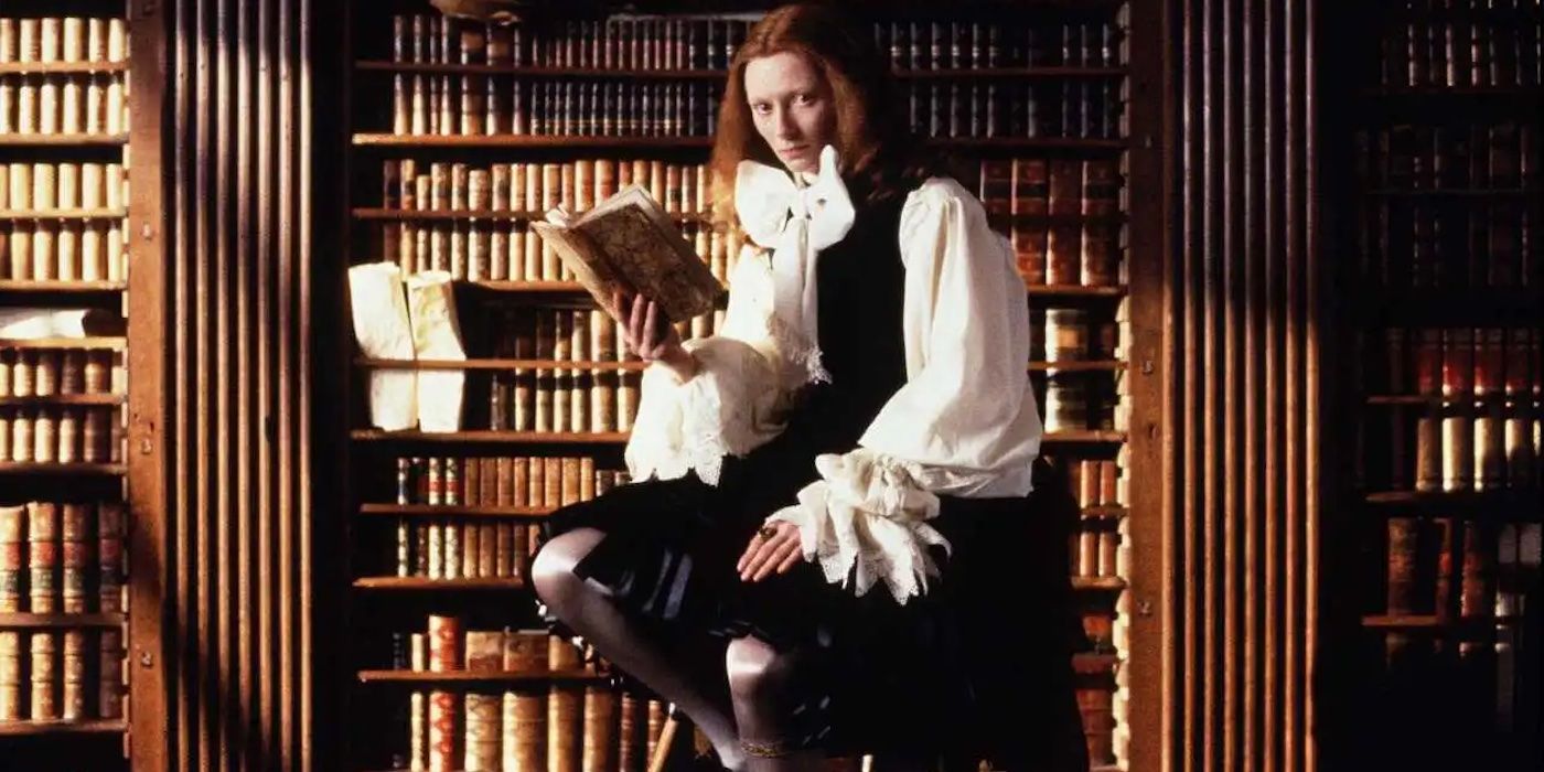 Tilda Swinton dans le rôle d'Orlando lisant dans une bibliothèque d'Orlando.