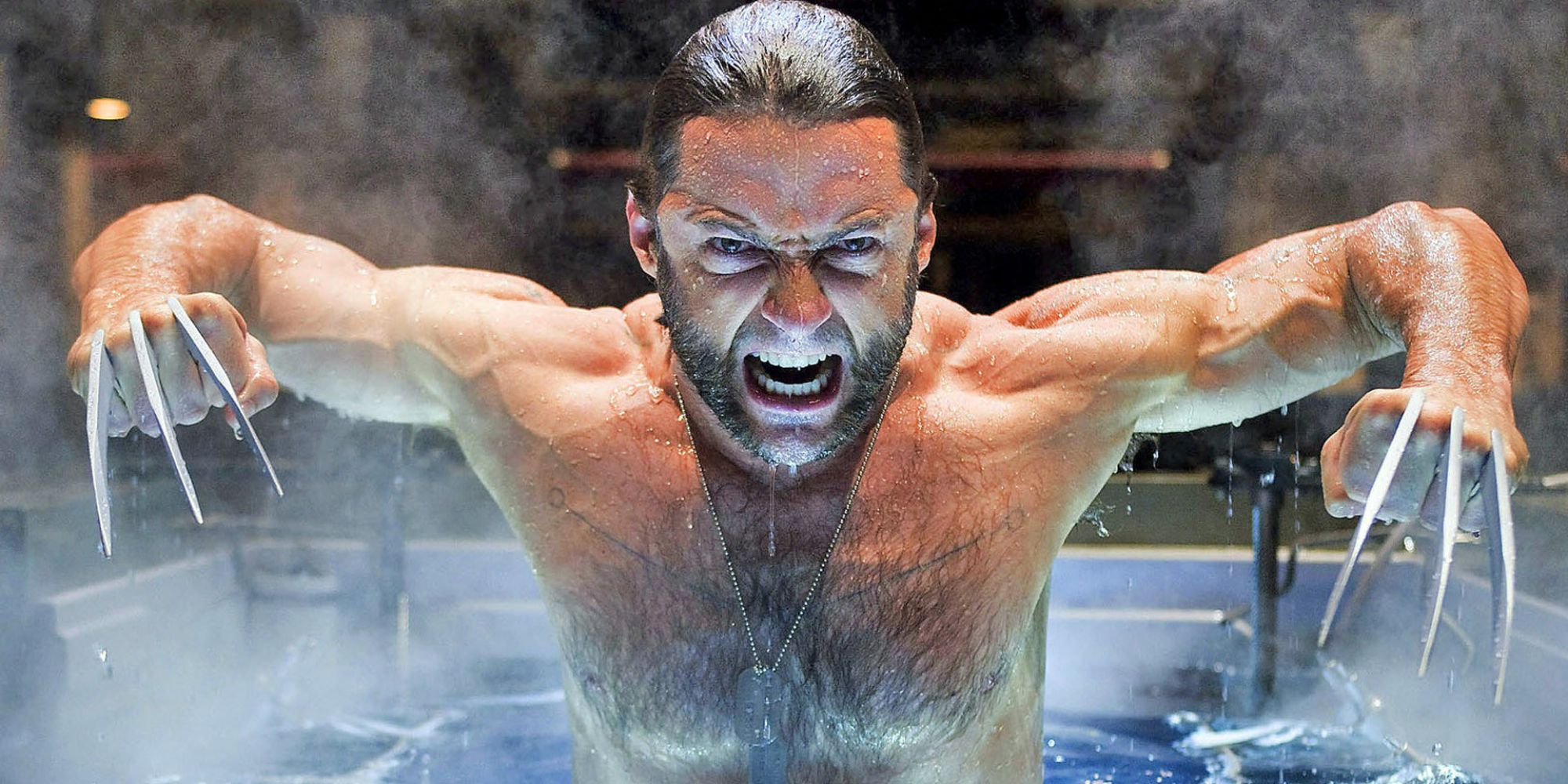 Hugh Jackman dans le rôle de Logan sortant d'un réservoir d'eau avec ses griffes tirées