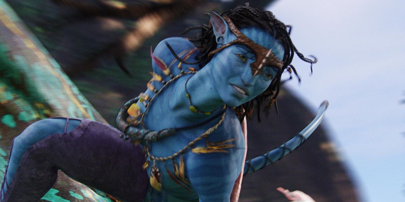 Zoe saldana as Neytiri riding a banshee in Avatar