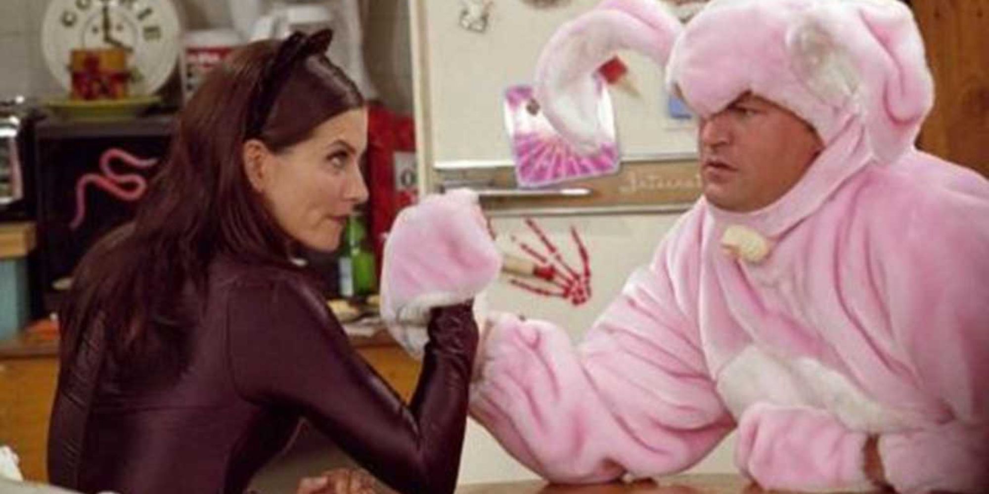 Chandler and Monica from FRIENDS arm wrestling