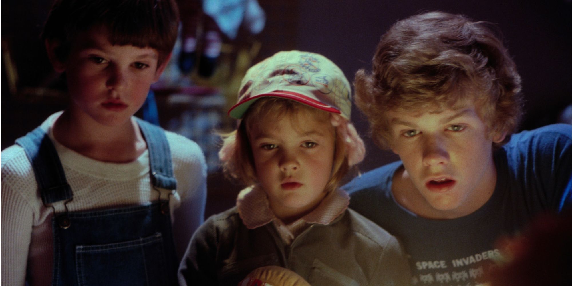 Henry Thomas, Drew Barrymore and Peter Coyote looking at E.T. 