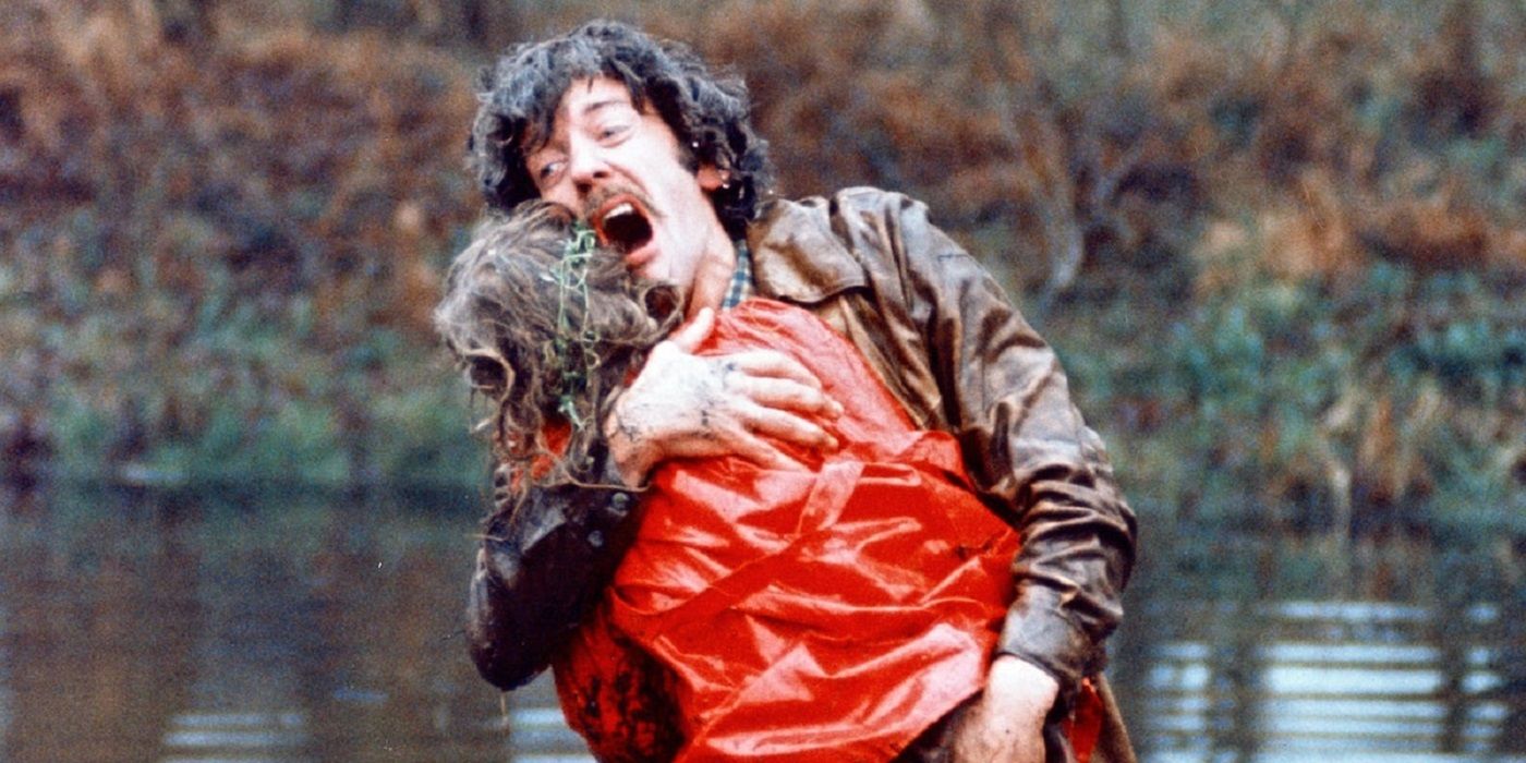 Donald Sutherland as John Baxter holding someone while screaming in Don't Look Now