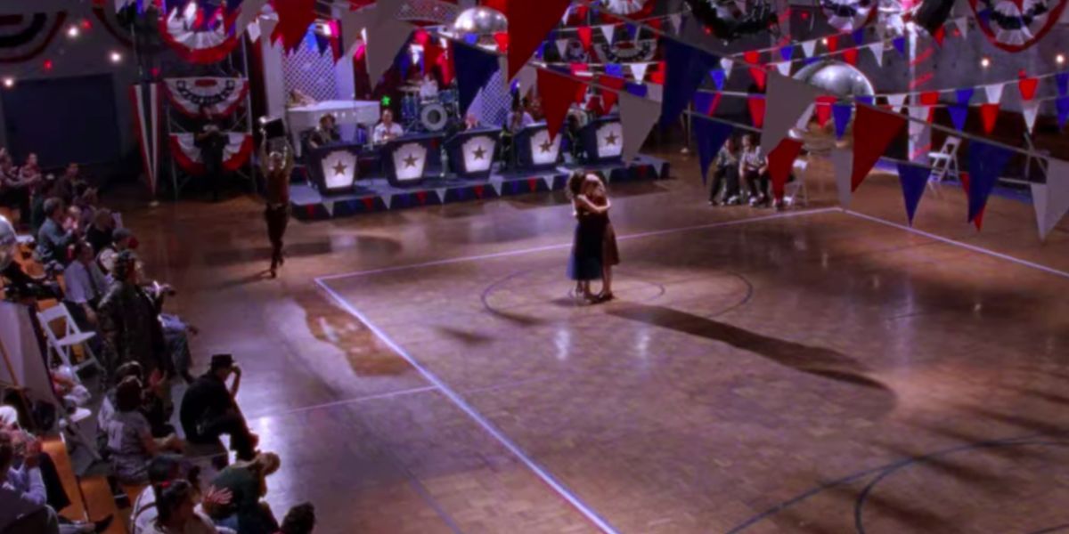 Lorelai et Rory dansent dans un gymnase vide dans 