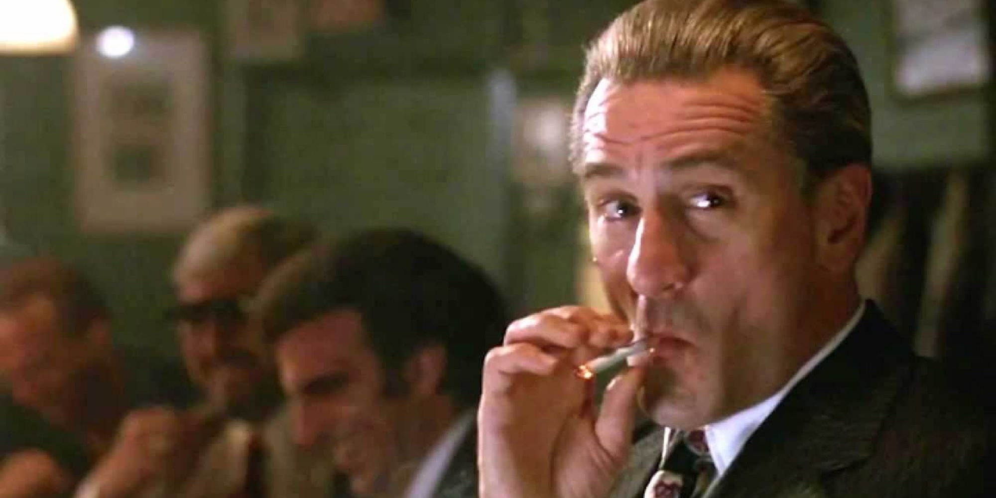 Robert De Niro dans le rôle de Jimmy Conway fume dans Les Affranchis.
