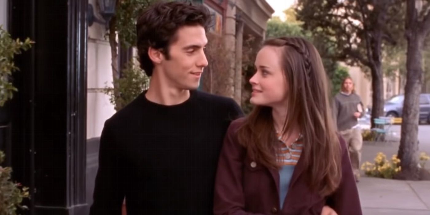 Milo Ventimiglia and Alexis Bledel as Jess and Rory walking down the street in Gilmore Girls.
