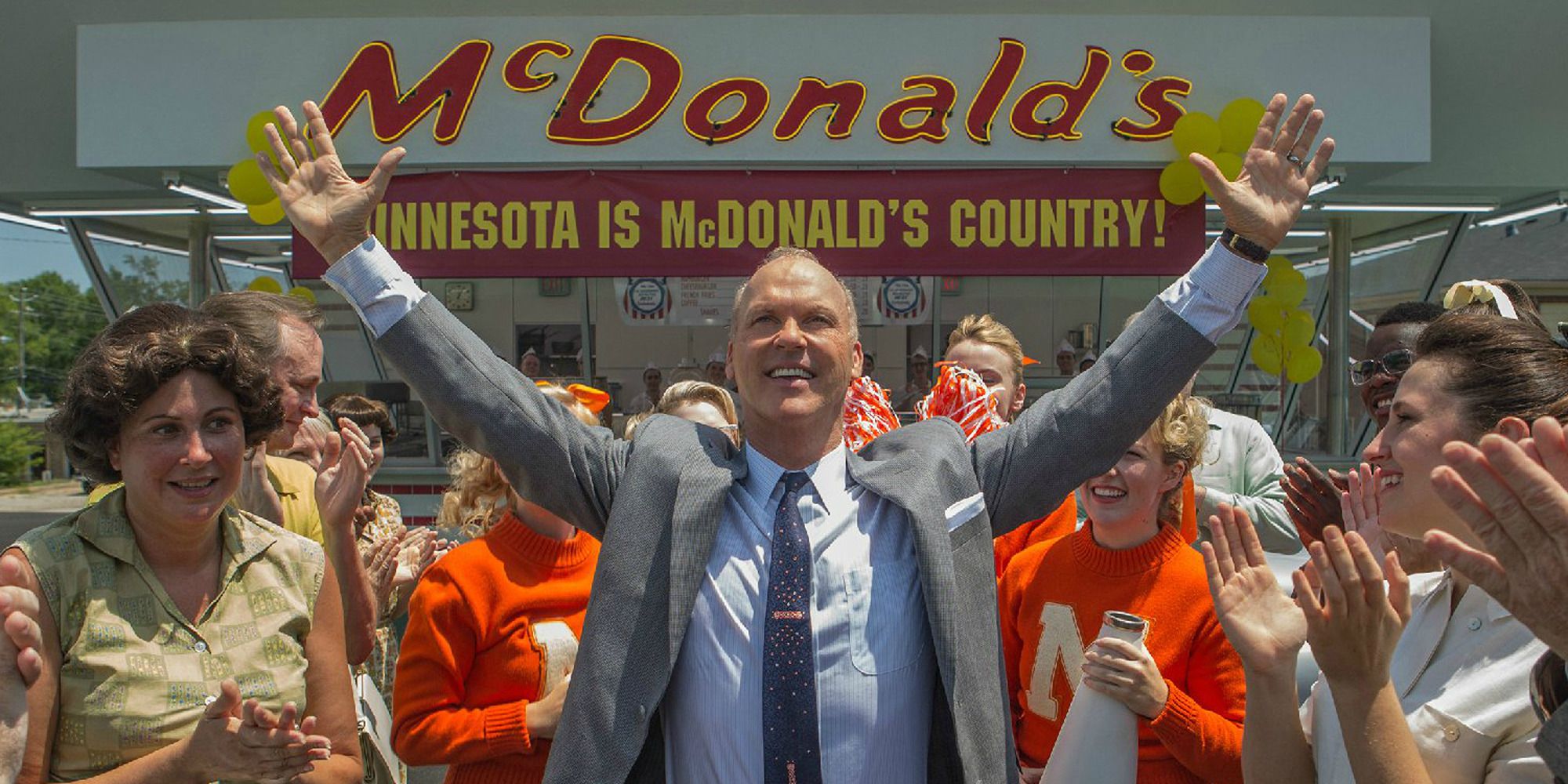 Michael Keaton devant un McDonald's avec des gens qui l'applaudissent, de 'The Founder'