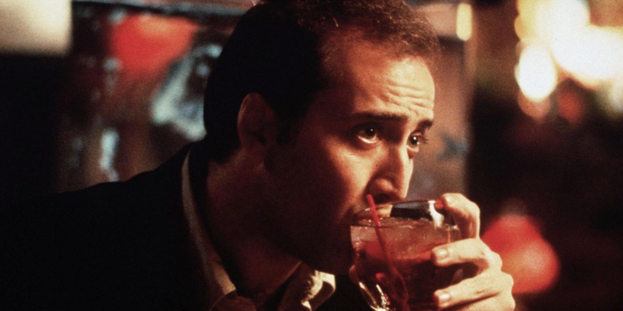 Nicolas Cage buvant un cocktail dans 'Leaving Las Vegas'.