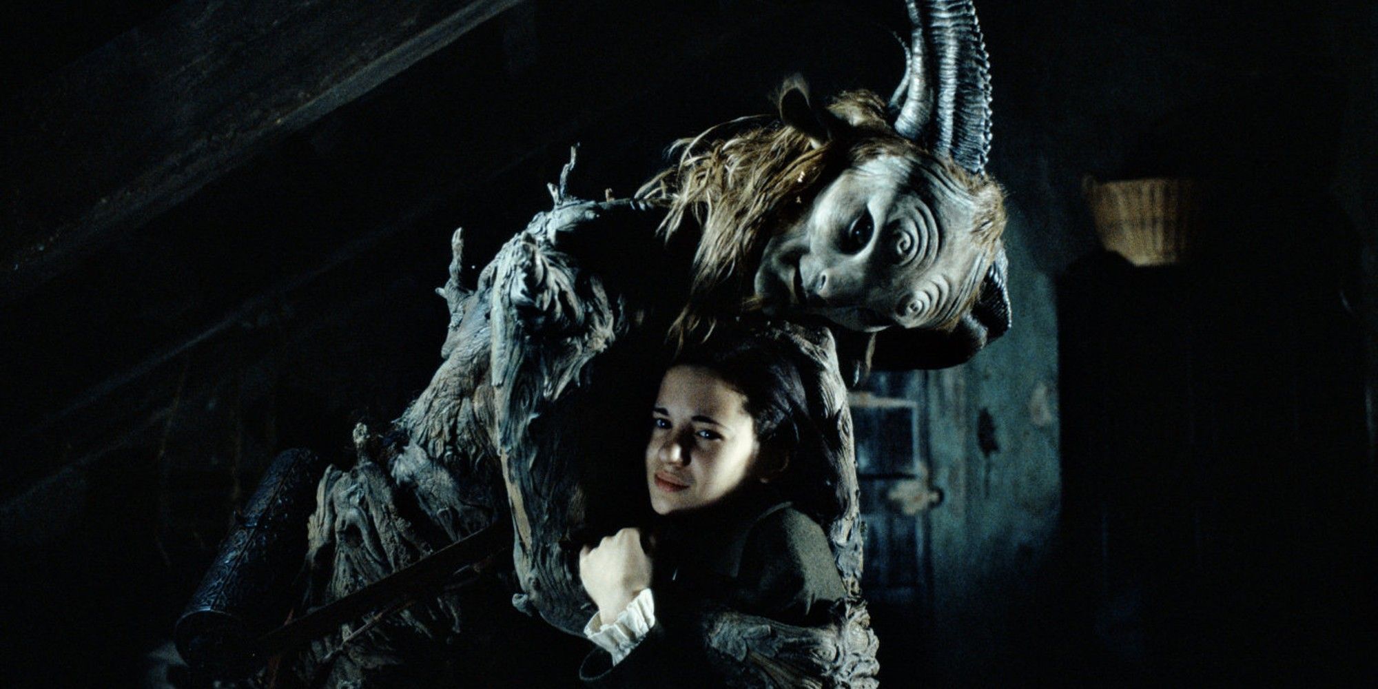 Personagem de Ivana Baquero abraça o Fauno de Doug Jones em 'O Labirinto do Fauno'
