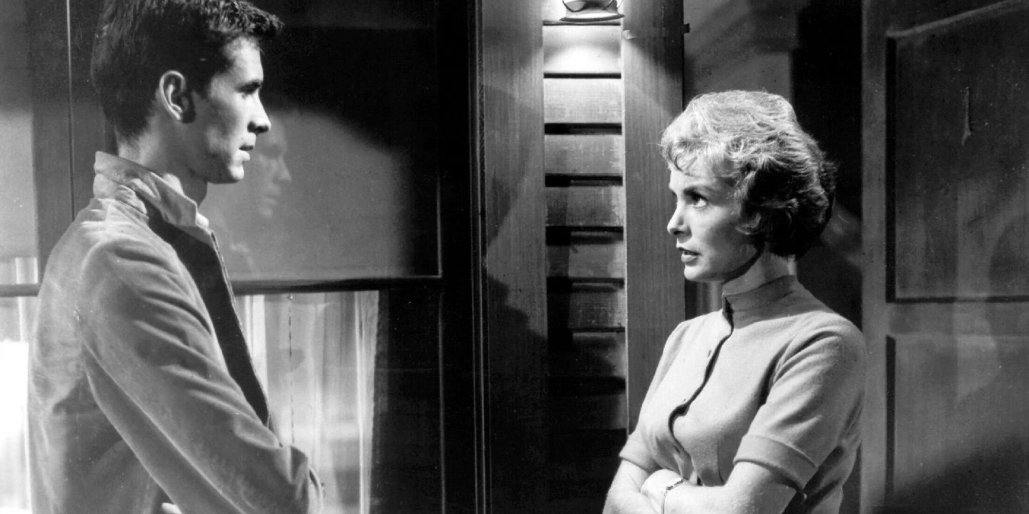The Bates family talking to each other in 'Psycho.'