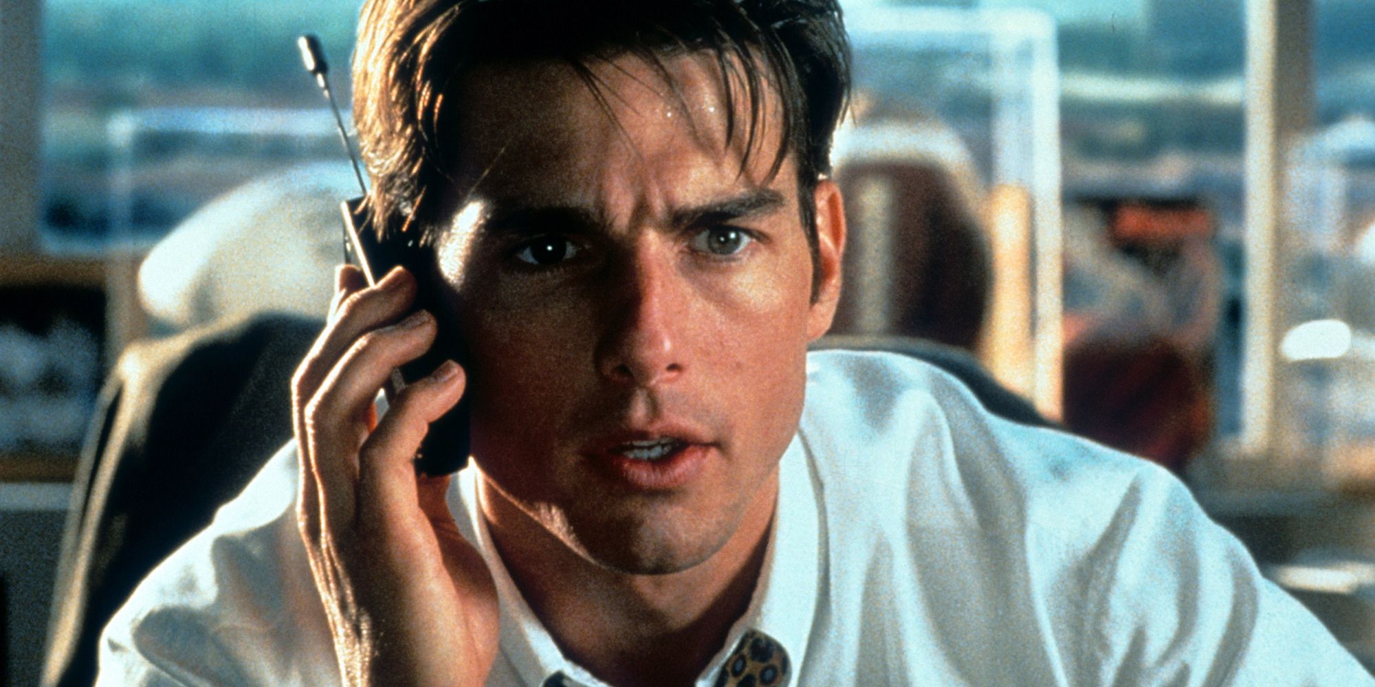 Tom Cruise dans 'Jerry Maguire', parlant au téléphone dans son bureau.