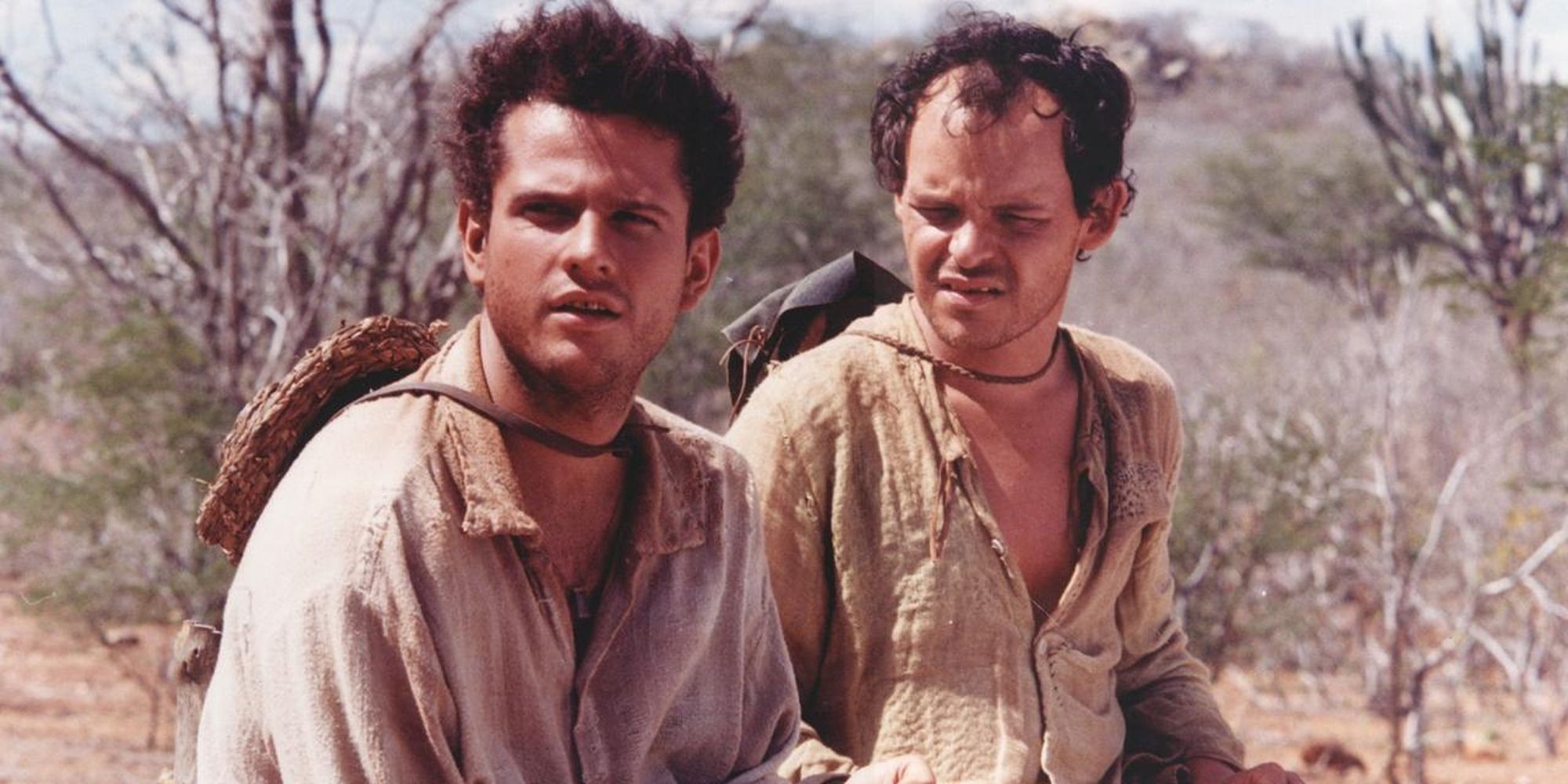 deux hommes aux vêtements en lambeaux au milieu d'un désert