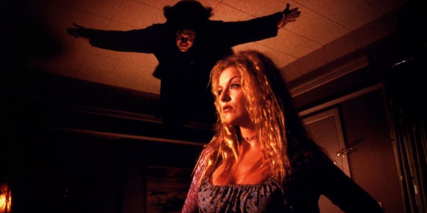 Thomas Ian Griffith as Valek hovering on the ceiling above Sheryl Lee as Katrina in John Carpenter's Vampires (1998)