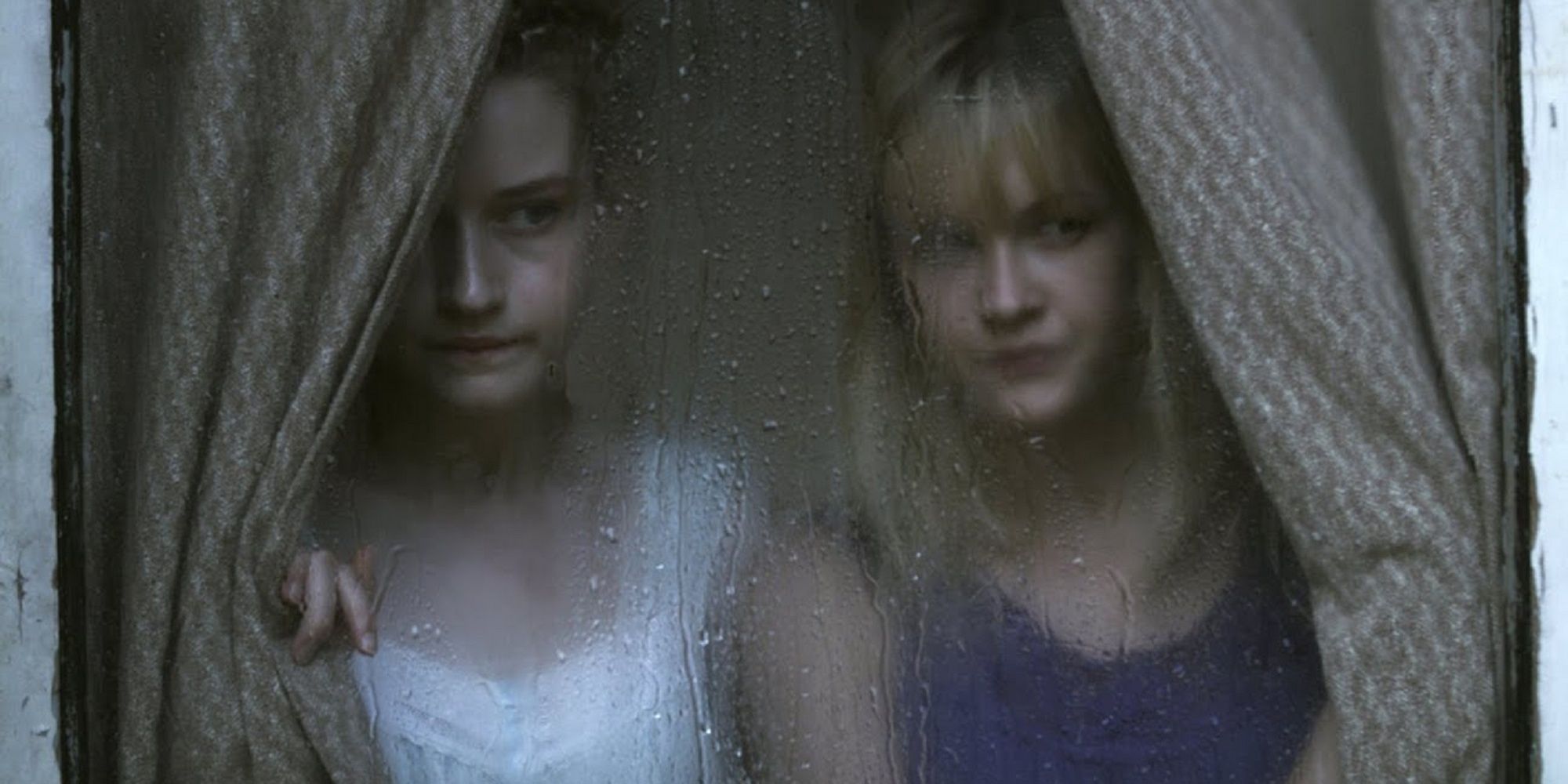 Keluarga Parker menatap ke luar jendela dalam 'We Are What We Are.'