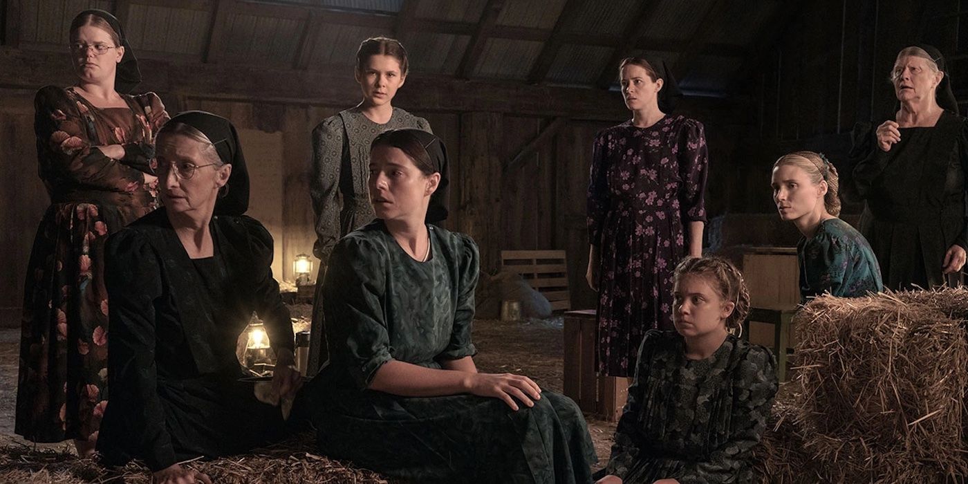 L'ensemble des acteurs de Women Talking regarde dans la même direction à l'intérieur d'une grange.