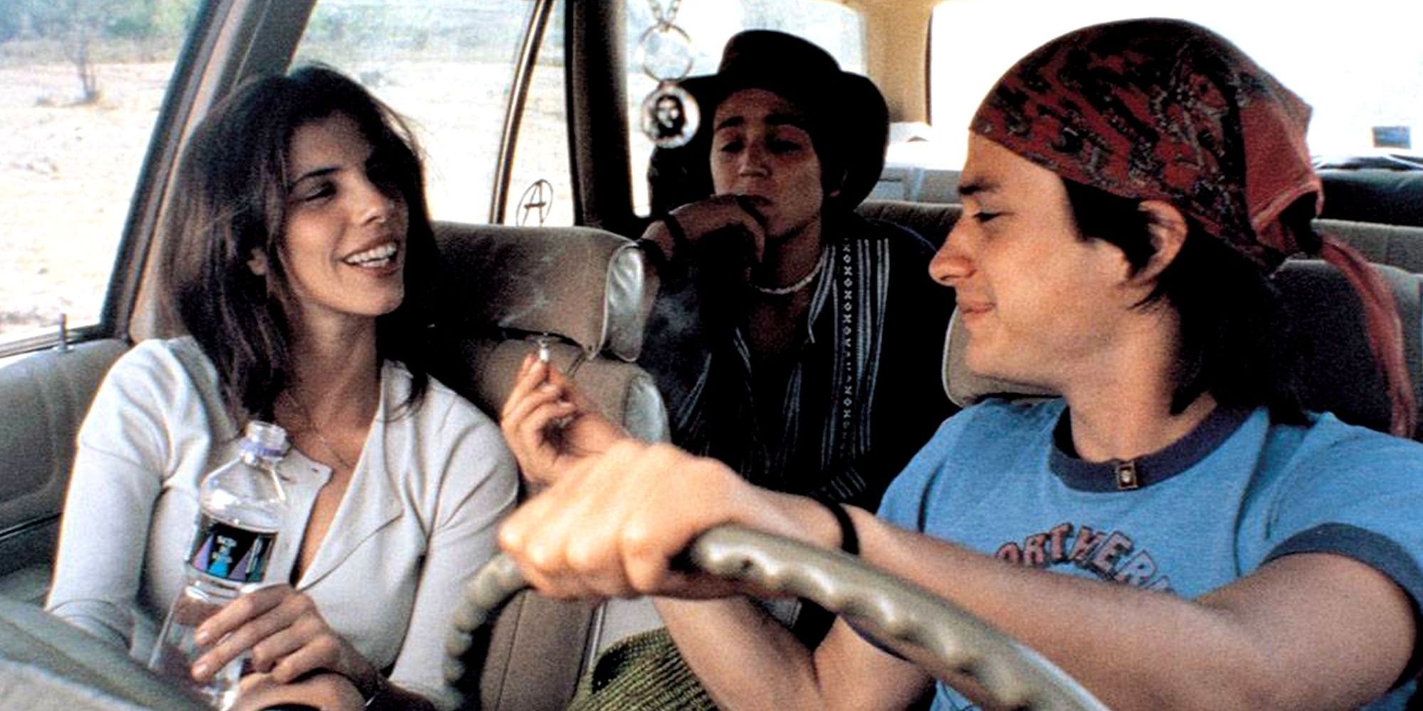 Maribel Verdú, Diego Luna, and Gael García Bernal as Luisa, Tenoch, and Julio inside a car in Y Tu Mamá También.