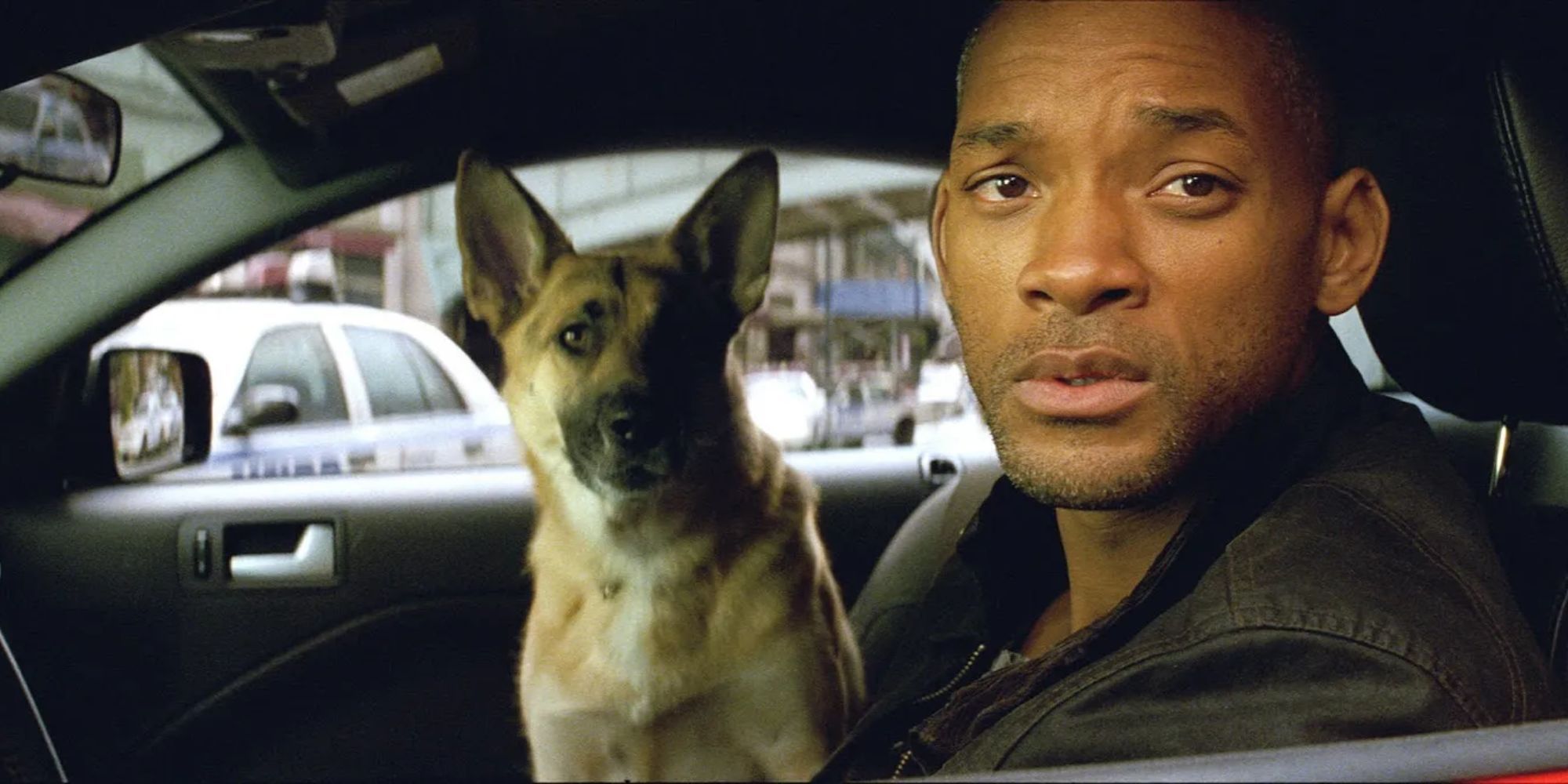 Will Smith y Sam sentados en un coche en 'Soy leyenda'