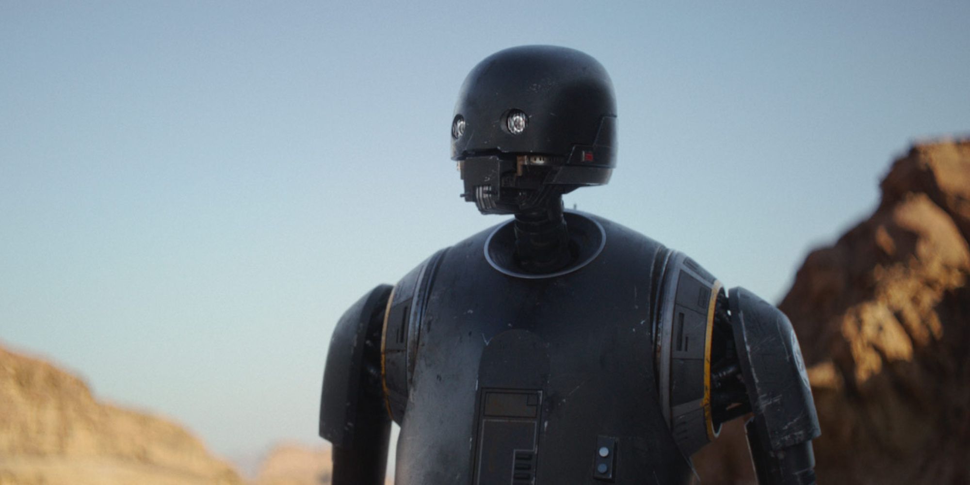 K-2SO يقف على كوكب Jedha في Rogue One