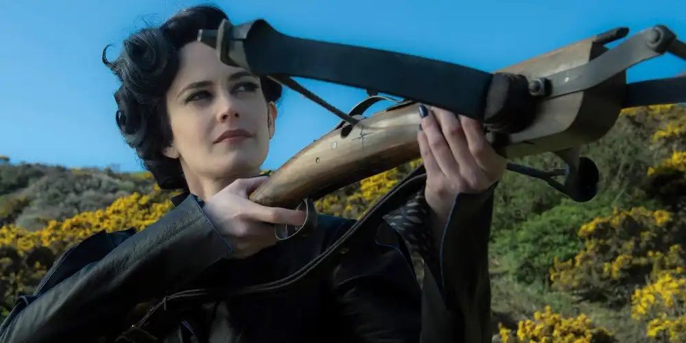 Miss Peregrine with a crossbow ready to kill a Hollow