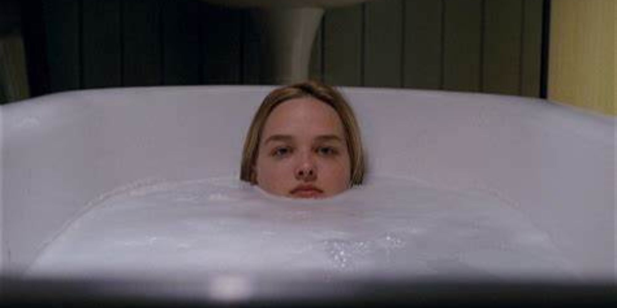 Uma garota senta-se em um banho de espuma