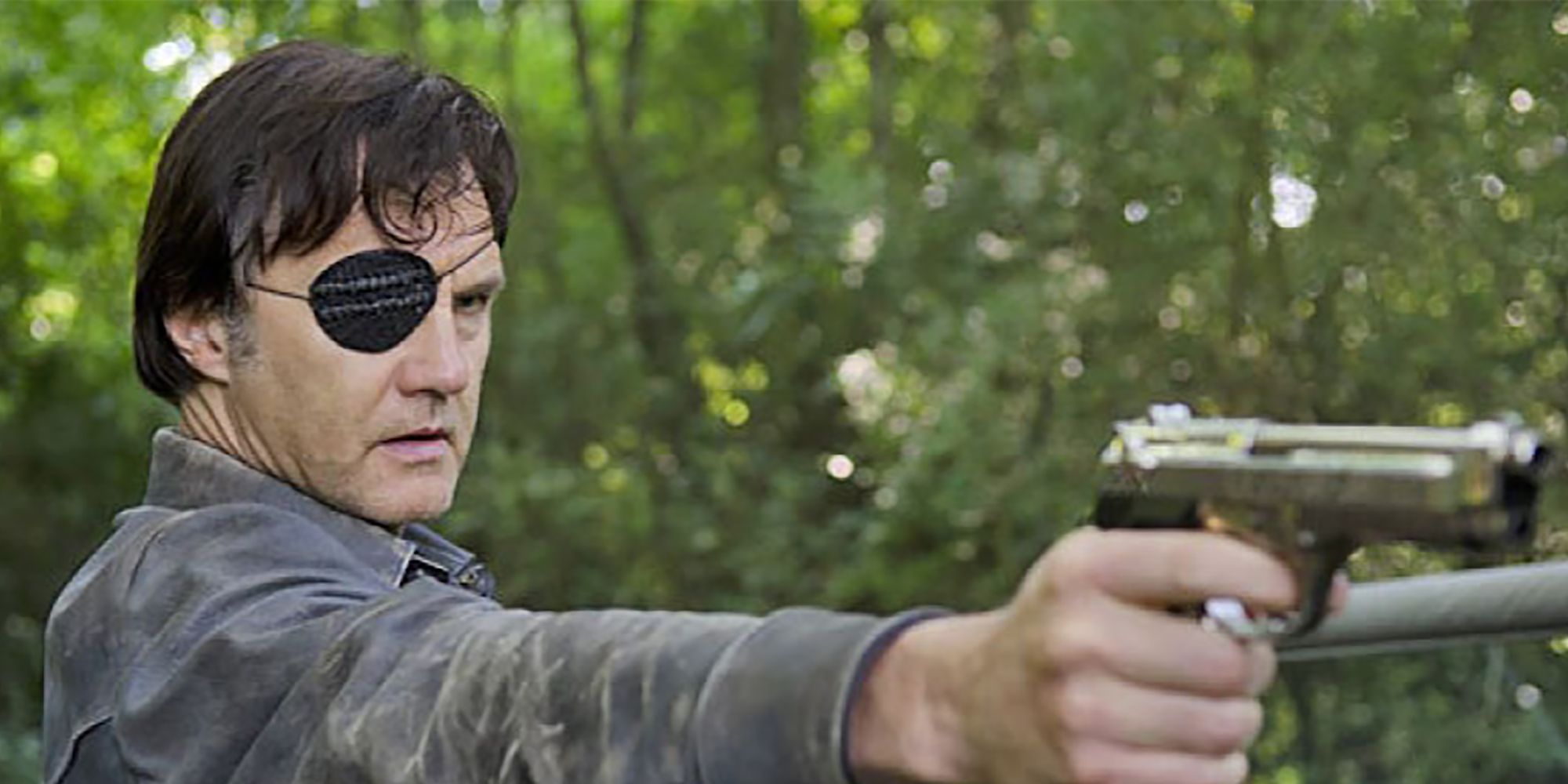 Gubernur mengarahkan senjatanya ke sesuatu di luar kamera di The Walking Dead.