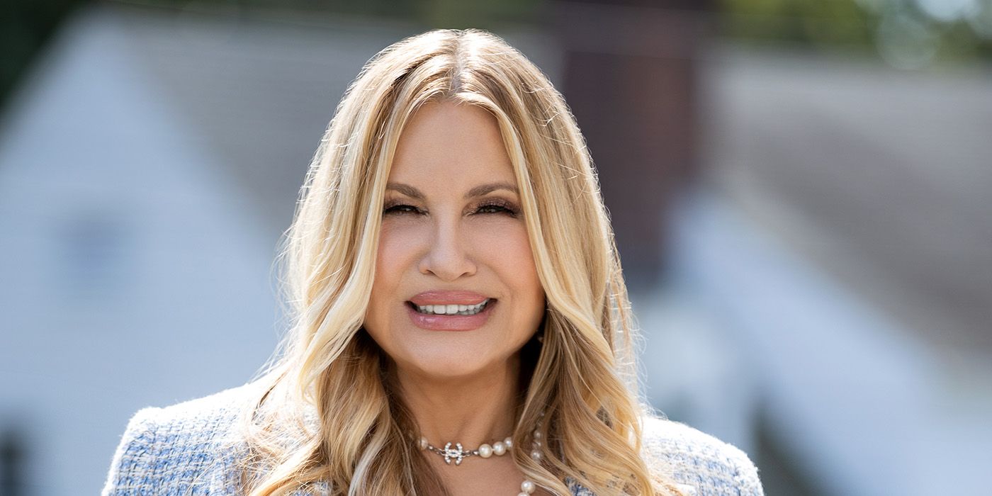 Jennifer Coolidge as Karen Clahoun in The Watcher.