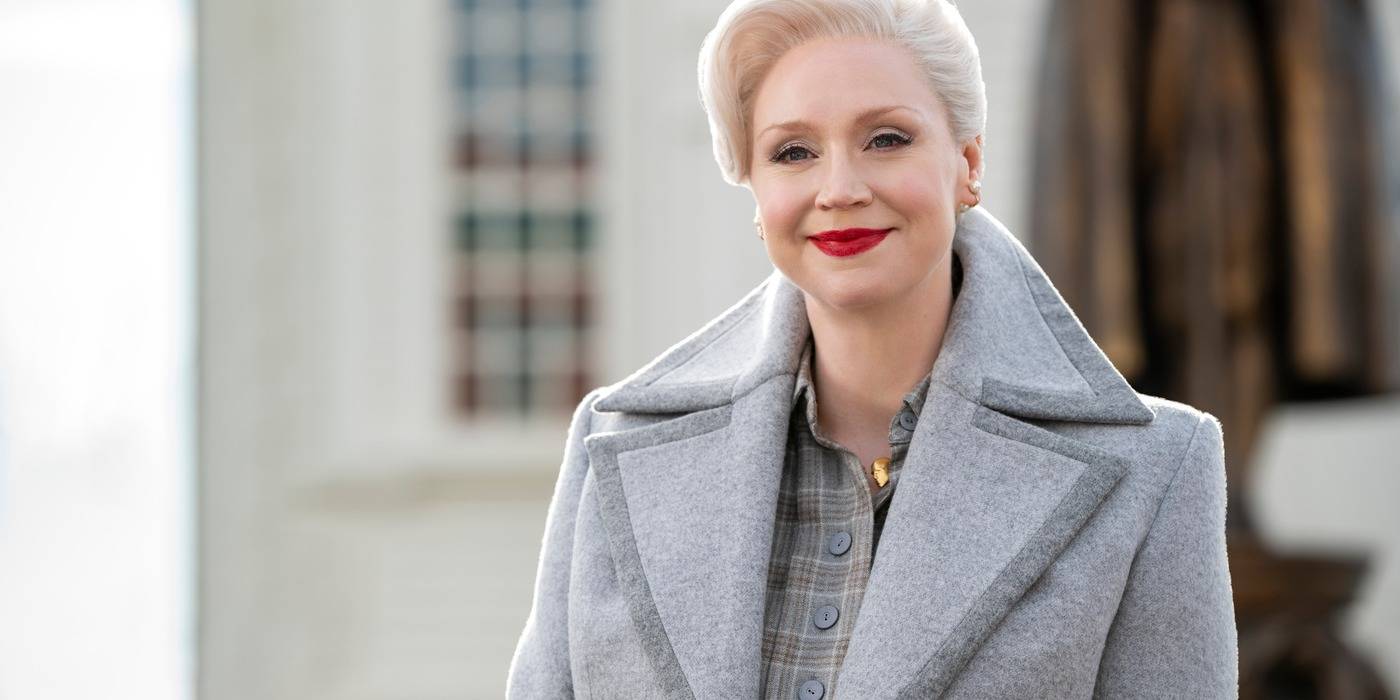 Elenco de Wandinha: tudo sobre os atores da série Netflix - 8 wednesday gwendoline christie social featured.jpg?q=50&fit=crop&w=1500&dpr=1 - Elenco de Wandinha: tudo sobre os atores da série Netflix