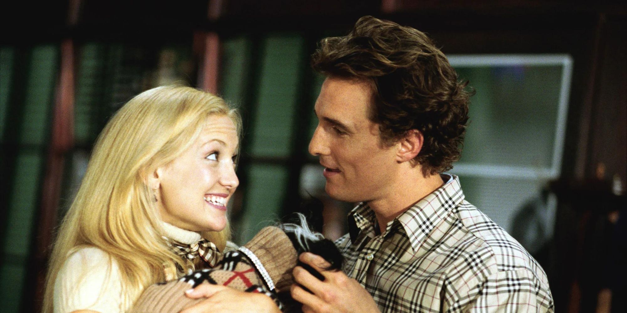 Kate Hudson dans le rôle d'Andie et Matthew McConaughey dans le rôle de Ben dans 'How to Lose A Guy In 10 Days' se regardant l'un l'autre.